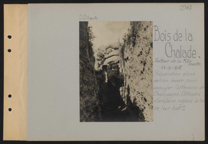 Bois de La Chalade, secteur de La Fille Morte. Préparation d'une action locale pour appuyer l'offensive de Champagne. Officiers d'artillerie réglant le tir de leur batterie