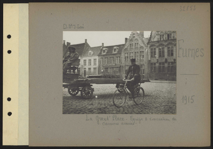 Furnes. La grand'place. Équipe d'évacuation de camions avariés