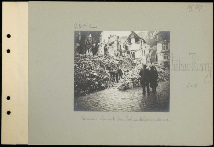 Château-Thierry. Prisonniers allemands travaillant au déblaiement des rues