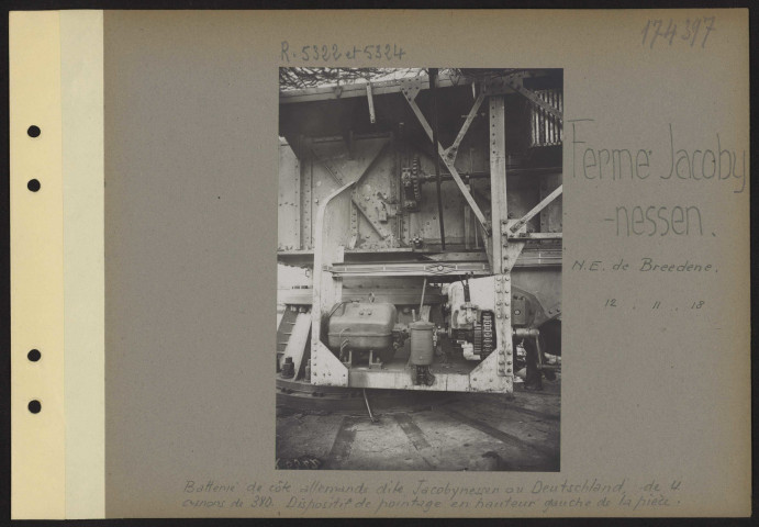 Ferme Jacobynessen (nord-est de Breedene). Batterie de côte allemande dite Jacobynessen ou Deutschland, de quatre canons de 380. Dispositif de pointage en hauteur gauche de la pièce