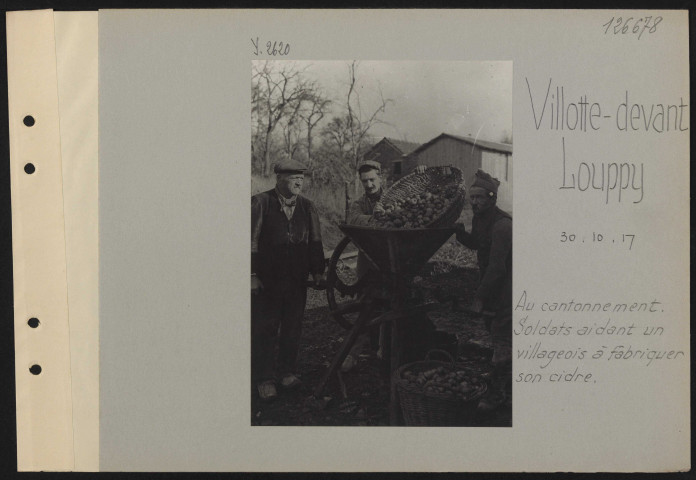 Villotte-devant-Louppy. Au cantonnement. Soldat aidant un villageois à fabriquer son cidre