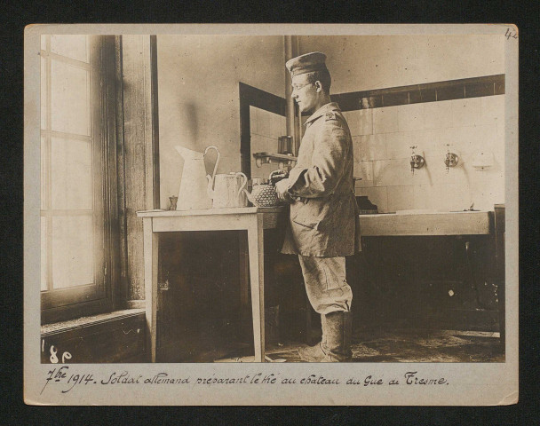 Soldat allemand préparant le thé au château du Gué de Fresne