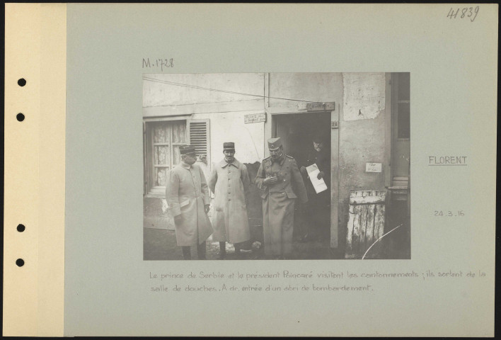 Florent. Le prince de Serbie et le président Poincaré visitent les cantonnements ; ils sortent de la salle de douches. À droite, entrée d'un abri de bombardement