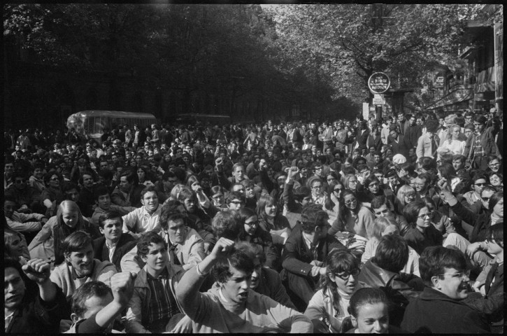 Mai 1968 : devant la Sorbonne occupée, les étudiants tiennent un meeting