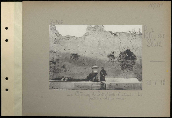 Port-sur-Seille. Le château de Port-sur-Seille bombardé. La fontaine dans les ruines