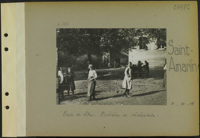 Saint-Amarin. Ecole de filles. Ecolières en récréation