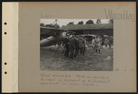 Villacoublay. Camp d'aviation. Visite du président Poincaré. Le président et M. Dumesnil regardent un avion partir
