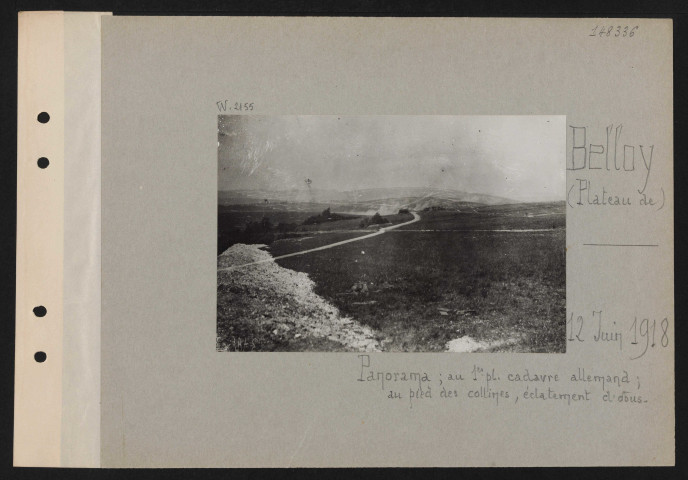 Belloy (plateau de). Panorama ; au premier plan cadavre allemand ; au pied des collines, éclatement d'obus