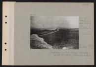 Belloy (plateau de). Panorama ; au premier plan cadavre allemand ; au pied des collines, éclatement d'obus