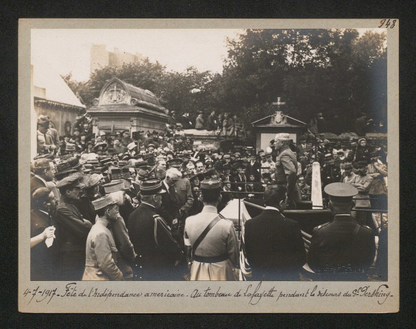 Fête de l'indépendance américaine. Au tombeau de Lafayette pendant le discours du général Pershing