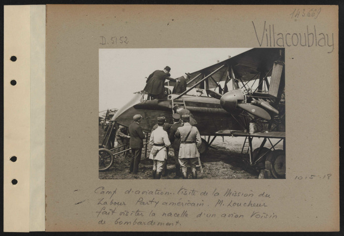 Villacoublay. Camp d'aviation. Visite de la mission du Labour Party américain. M. Loucheur fait visiter la nacelle d'un avion Voisin de bombardement