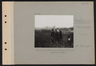 Belle-Fontaine (sud-est de Caisnes). Remise de décorations par le président Poincaré : défilé du 413e RI