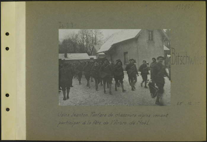 Bitschwiller. Usine Jeanton. Fanfare de chasseurs alpins venant participer à la fête de l'arbre de Noël