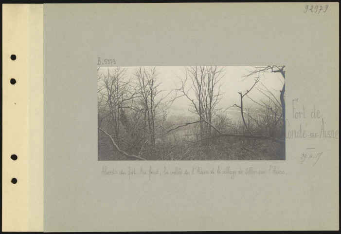 Fort de Condé-sur-Aisne. Abords du ford et défenses accessoires. Au fond, le village de Condé et la vallée de l'Aisne