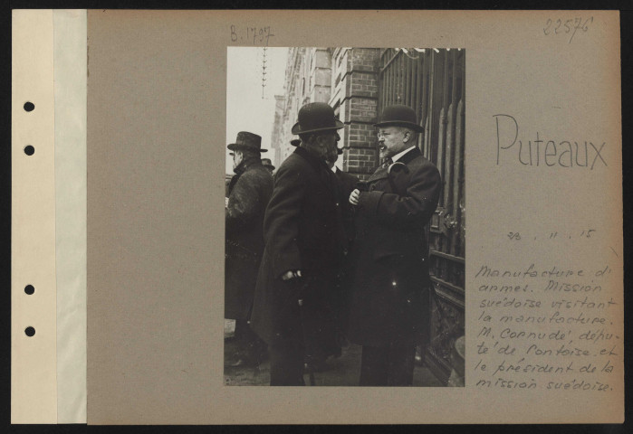 Puteaux. Manufacture d'armes. Mission suédoise visitant la manufacture. M. Cornudé, député de Pontoise et le président de la mission suédoise