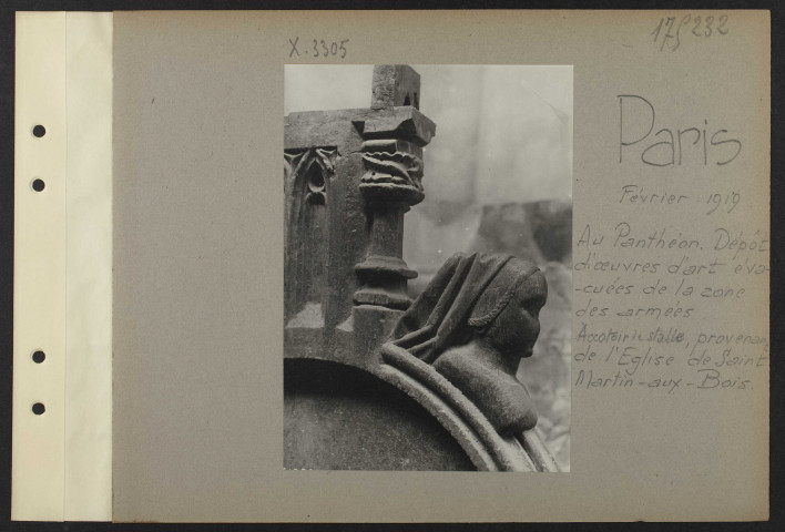 Paris. Au Panthéon. Dépôt d'objets d'art évacués de la zone des armées. Accotoir de stalle, provenant de l'église de Saint-Martin-aux-Bois