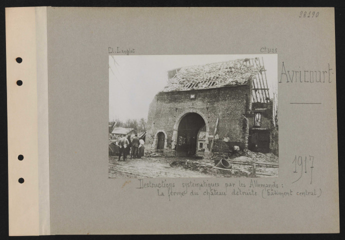 Avricourt. Destructions systématiques par les Allemands : le colombier du château