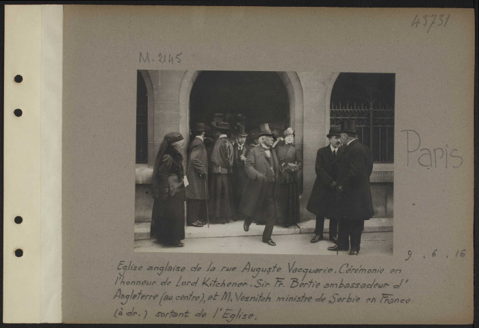 Paris. Eglise anglaise de la rue Auguste Vacquerie. Cérémonie en l'honneur de Lord Kitchener. Sir Francis Bertie ambassadeur d'Angleterre (au centre), et monsieur Vesnitch ministre de Serbie en France (à droite) sortant de l'église