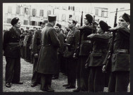 Marseille, 1944. Le Général Chevance-Bertin devant les FFI d'hier devenus soldats de l'armée régulière. Derrière à gauche (avec béret), le Colonel FFI Louis Blesy