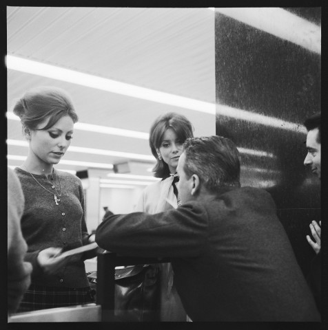 Catherine Deneuve à l'aéroport d'Orly. Nathalie Vadim, la fille d'Annette Stroyberg et de Roger Vadim. Spectacle de rue (homme-fort)