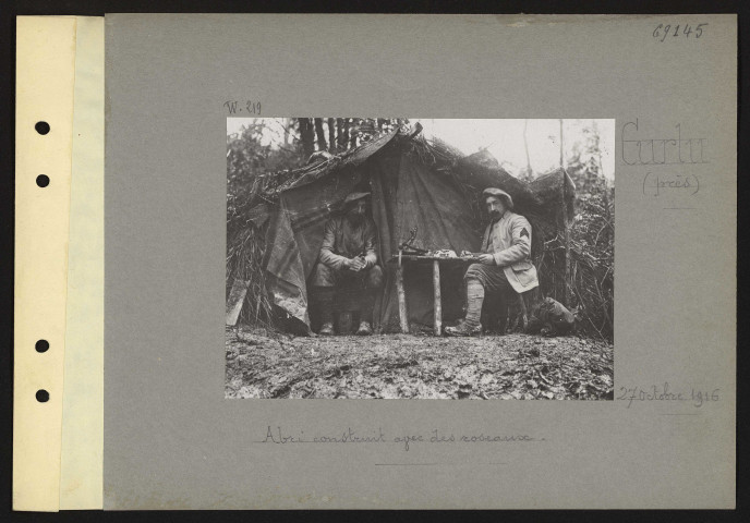 Curlu (près). Abri construit avec des roseaux