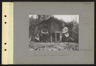 Curlu (près). Abri construit avec des roseaux