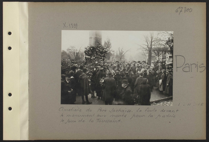 Paris. Cimetière du Père-Lachaise. La foule devant le monument aux morts pour la patrie le jour de la Toussaint