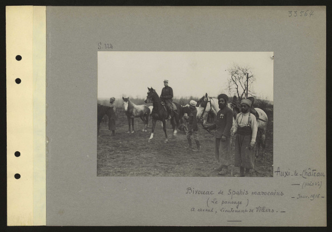 Auxi-le-Château (près d'). Bivouac de spahis marocains. Le pansage. À cheval, lieutenant de Villers