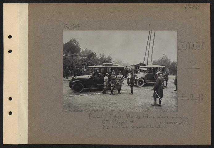 Baccarat. Devant l'église. Fête de l'indépendance américaine. Généraux Duport commandant ? et Duncan commandant DI américaine descendant de voiture