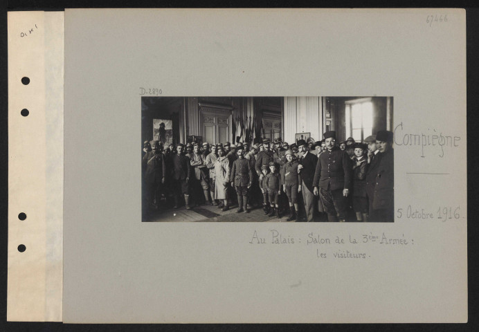 Compiègne. Au palais : Salon de la 3eme armée : les visiteurs