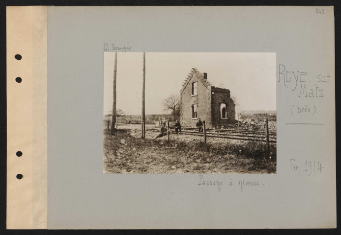 Roye-sur-Matz (près). Passage à niveau