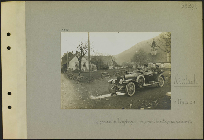 Mittlach. Le général de Pouydraguin traversant le village en automobile