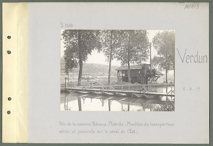Verdun. Près de la caserne Bevaux. Plâtrière. Machine du transporteur aérien et passerelle sur le canal de l'Est
