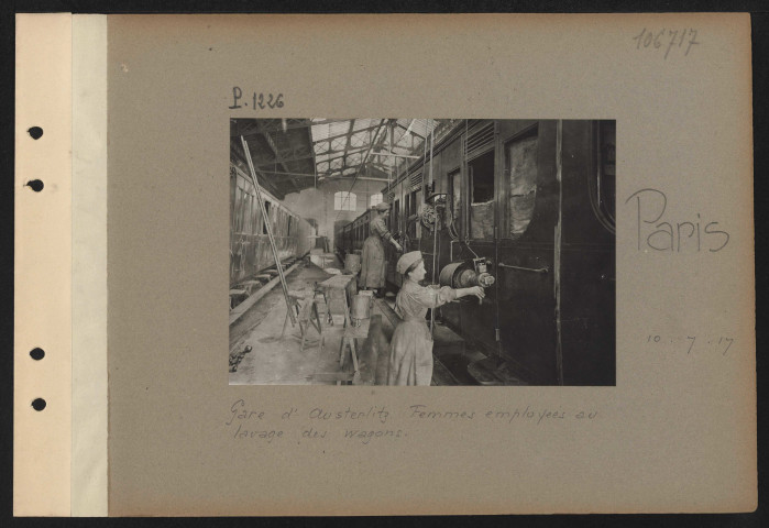 Paris. Gare d'Austerlitz. Femmes employées au lavage des wagons