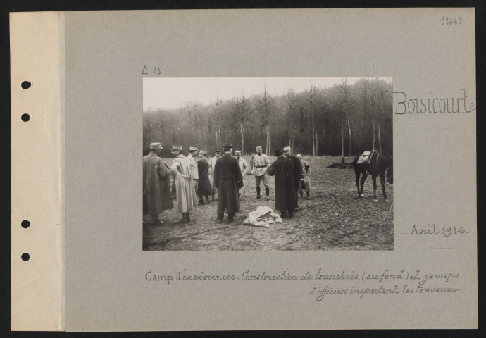 Boisicourt. Camp d'expériences : construction de tranchées (au fond) et groupe d'officiers inspectant les travaux