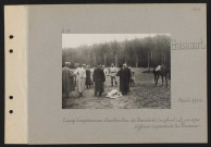 Boisicourt. Camp d'expériences : construction de tranchées (au fond) et groupe d'officiers inspectant les travaux