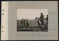 Blincourt. Visite du roi d'Angleterre au deuxième CAC. Le roi et le général Dubois examinant les chevaux des goumiers marocains