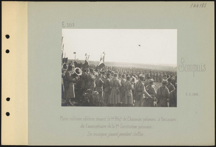 Sompuis. Messe militaire célébrée devant le 1er Régiment de chasseurs polonais à l'occasion de l'anniversaire de la première Constitution polonaise. Les troupes pendant l'élévation