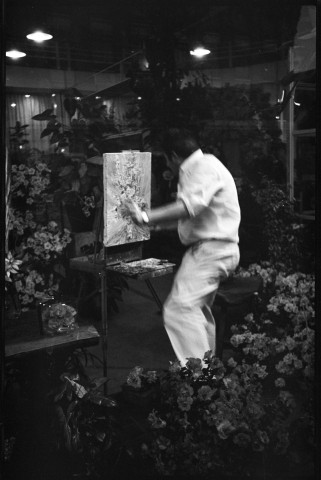 Un peintre inspiré par des fleurs. Jean-Luc Godard au Théâtre de la Commune d'Aubervilliers. Le Théâtre de l'Ambigu-Comique peu avant sa démolition