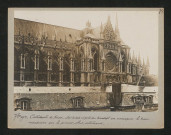 Cathédrale de Reims. Sur le toit et près du transept on remarque le trou occasionné par le premier obus allemand