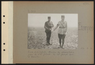 Etampes. École d'aviation. Remise de décorations par le colonel Girod. Le colonel Girod sur le terrain