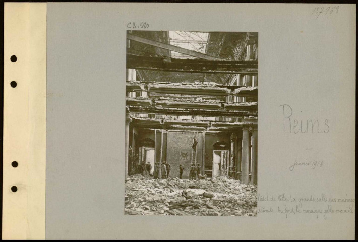 Reims. Hôtel de ville. La grande salle des mariages détruite. Au fond, la mosaïque gallo-romaine