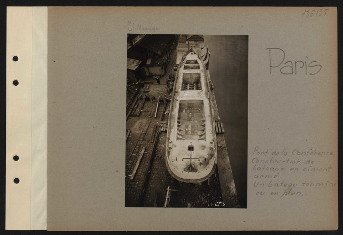 Paris. Port de la conférence. Construction de bateaux en ciment armé. Un bateau terminé vu en plan