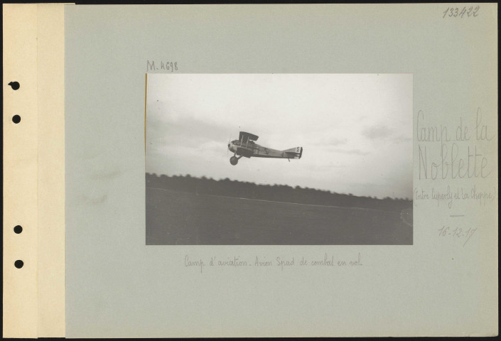 Camp de la Noblette (entre Cuperly et La Cheppe). Camp d'aviation. Avion Spad de combat en vol
