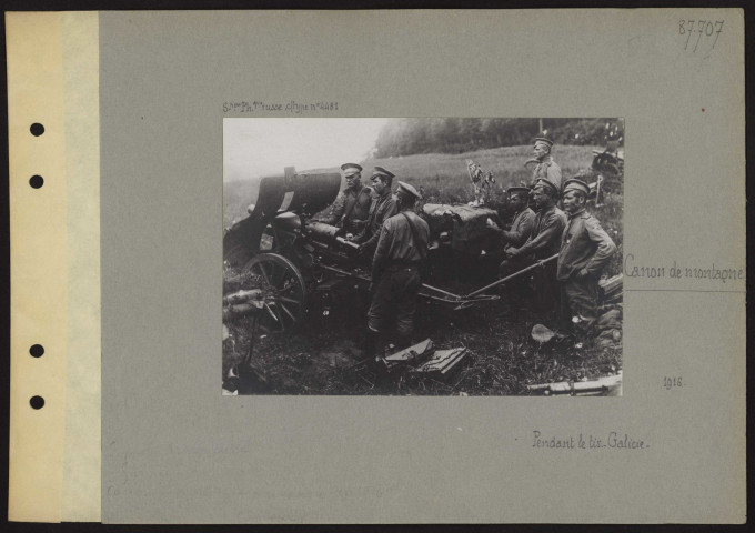 S.l. (Galicie). Canon de montagne pendant le tir