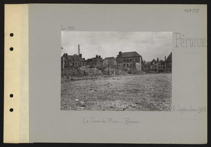 Péronne. La grande place : ruines