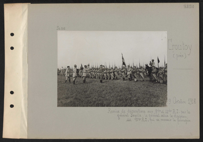 Croutoy (près). Remise de décorations aux 9e été 11e RI par le général Fayolle ; le général salue le drapeau du 11e RI, qui va recevoir la fourragère