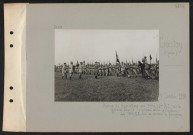 Croutoy (près). Remise de décorations aux 9e été 11e RI par le général Fayolle ; le général salue le drapeau du 11e RI, qui va recevoir la fourragère