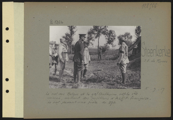 Steenkerke (sud-est de Furnes). Le roi des Belges et le général Anthoine, commandant la première armée, visitant des positions d'ALGP française. Le roi devant une pièce de 370