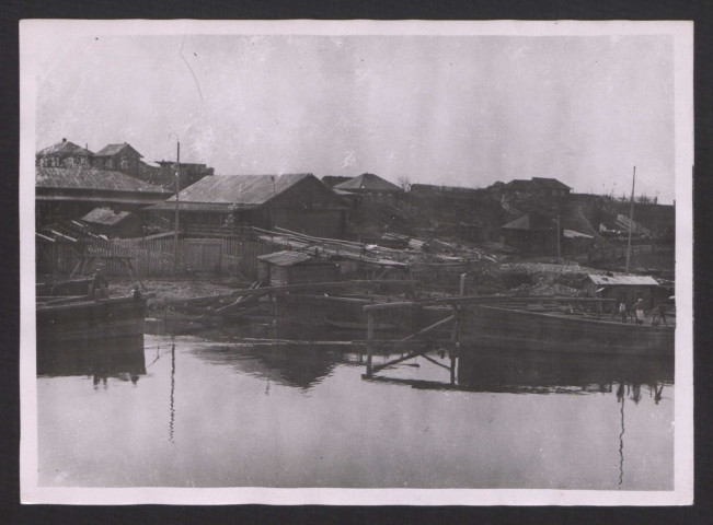 Russie (Oural). Village sur la Kama. Scierie